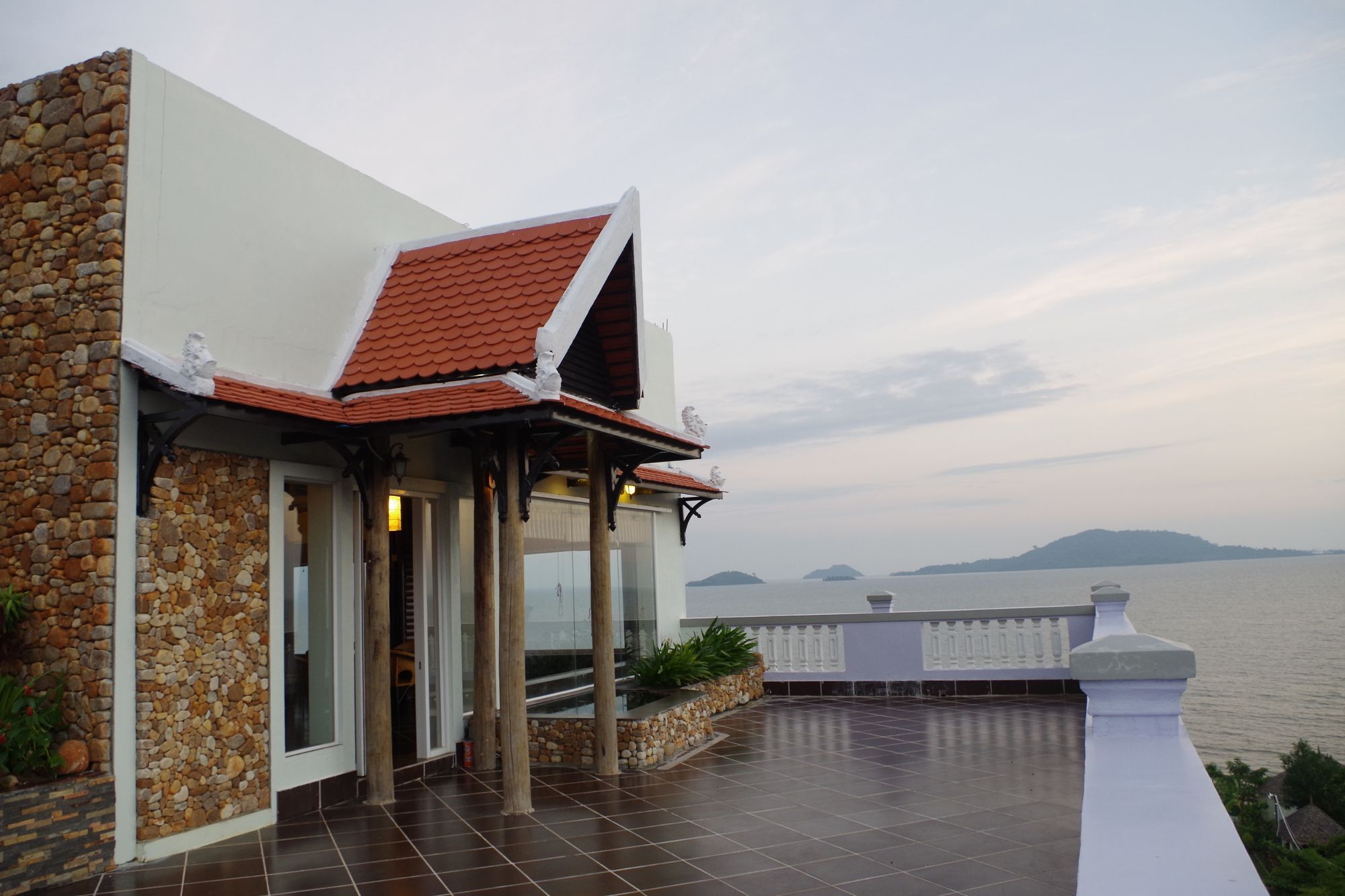 Ocean Breeze Hotel And Sky Bar Kep Exterior foto