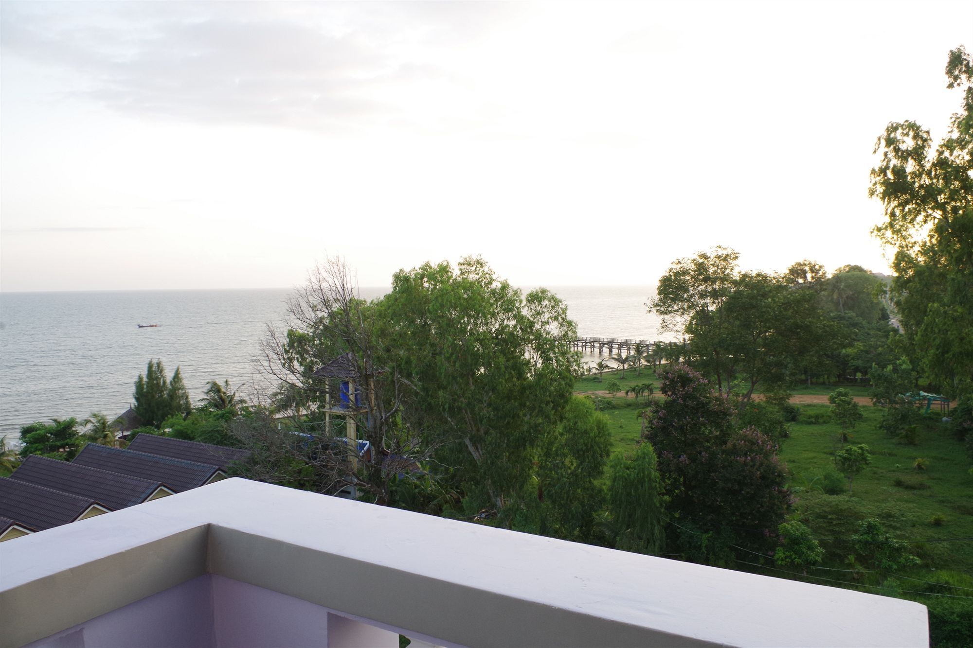 Ocean Breeze Hotel And Sky Bar Kep Exterior foto
